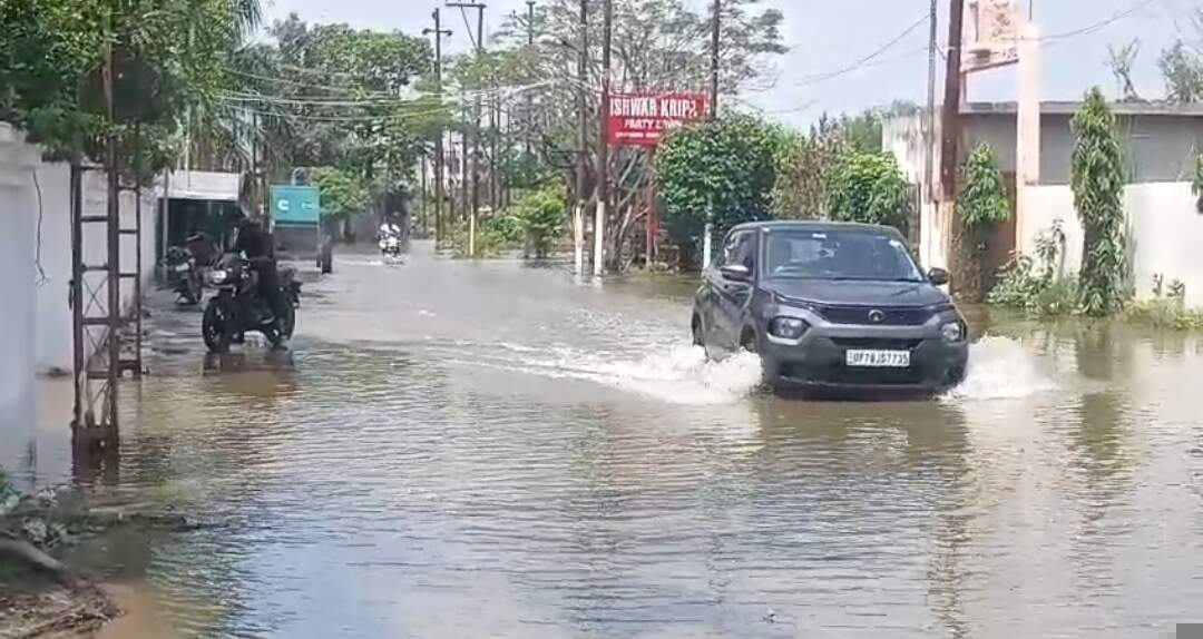 बारिश थमी पर आजाद नगर-ख्योरा में जलभराव से जिंदगी बेहाल
