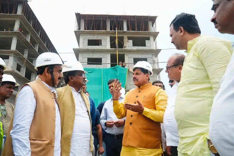 मप्रः मुख्यमंत्री ने उज्जैन में विक्रम उद्योगपुरी औद्योगिक परियोजनाओं का लिया जायजा