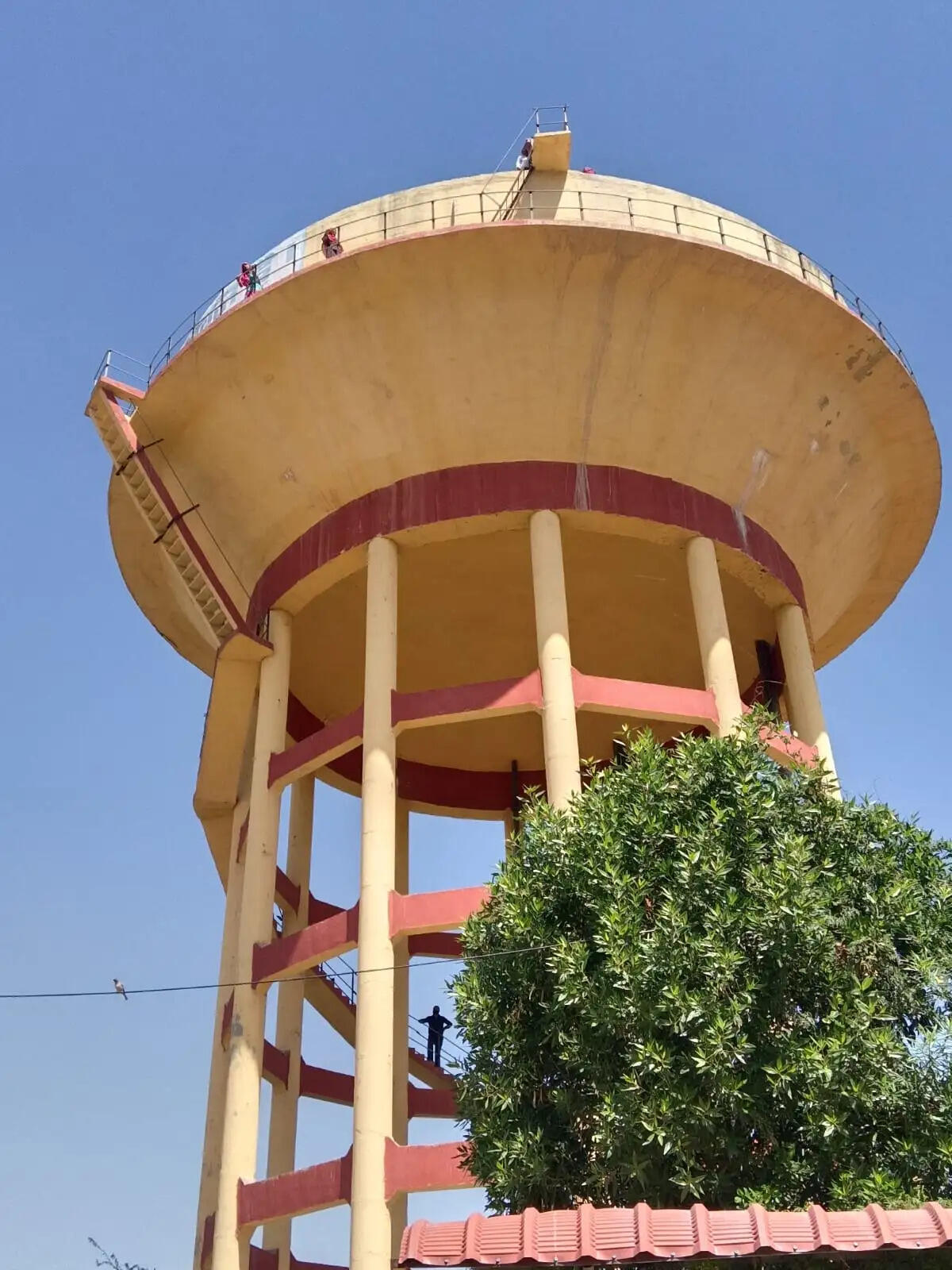 पानी की किल्लत : महिलाएं चढ़ी पानी के टैंक पर, समझाइश के बाद उतरीं