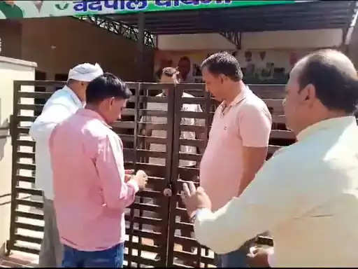 फरीदाबाद में कार्यालय सील होने पर भडक़े कांग्रेसी नेता