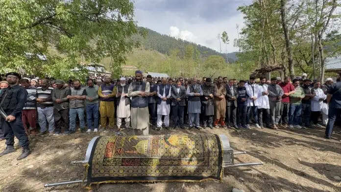 पहलगाम आतंकी हमले में मारे गए घोड़ा चालक के जनाजे की नमाज में मुख्यमंत्री ने लिया हिस्सा