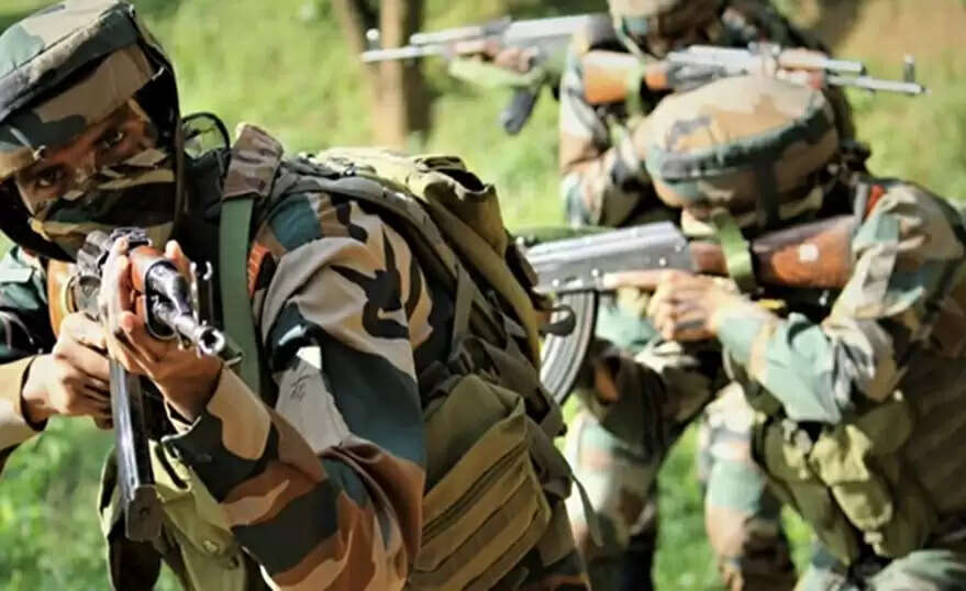 जम्मू-कश्मीर के नादेर-त्राल में सुरक्षाबलों और आतंकवादियों के बीच मुठभेड़ शुरू