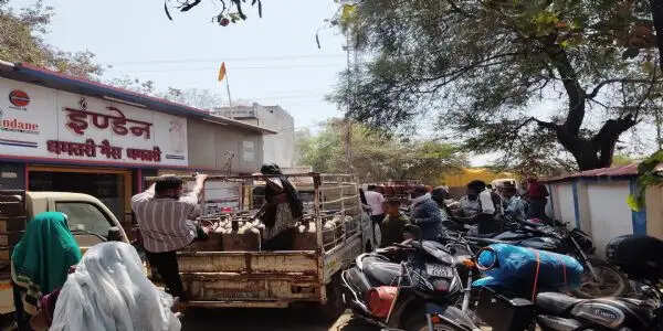 गैस सिलेंडर संकट से जूझ रहे ग्रामीण, शहर में मिल रही आंशिक राहत