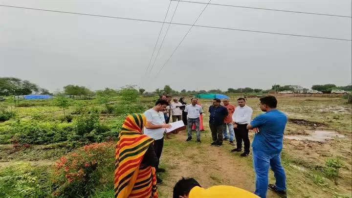 ग्वालियरः जिला पंचायत सीईओ ने चीनौर व करहिया क्षेत्र में वृक्षारोपण एवं विकास कार्यों का जायजा लिया