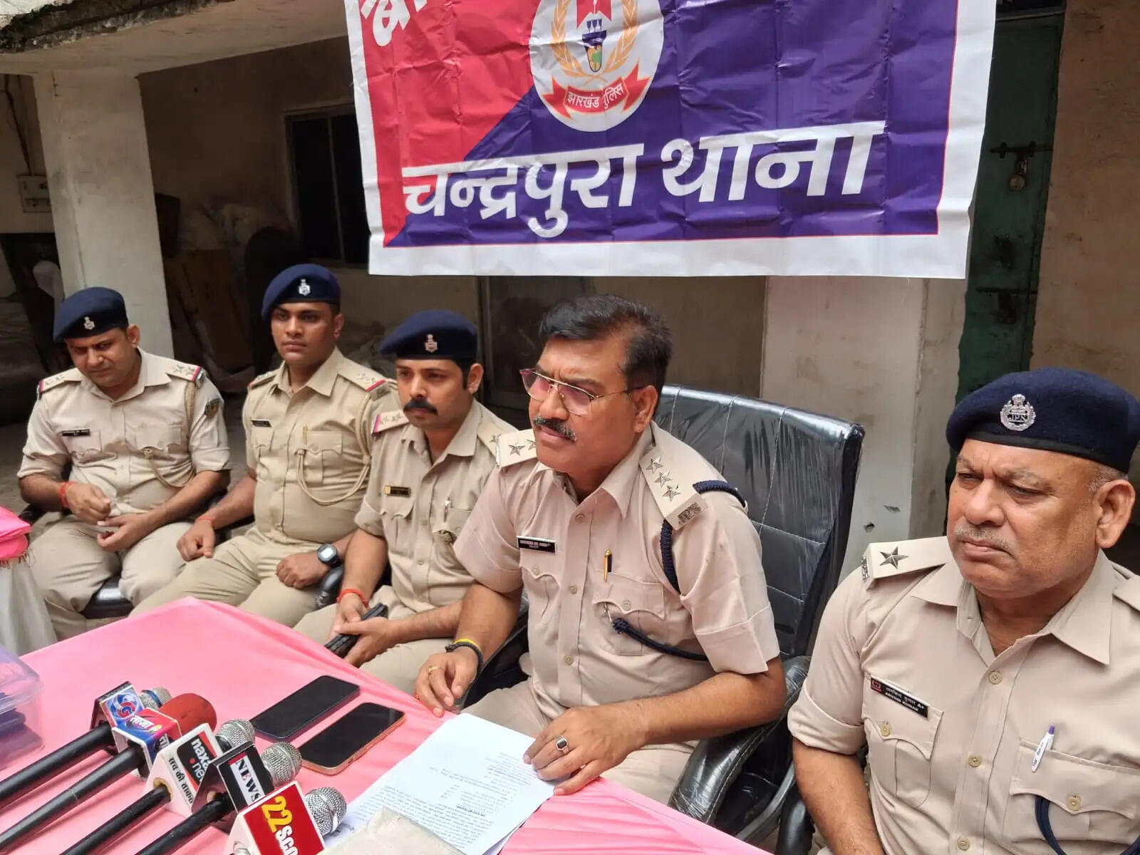 बोकारो में अवैध विदेशी शराब फैक्ट्री का भंडाफोड़, चार आरोपित गिरफ्तार, भारी मात्रा में शराब और सामग्री जब्त