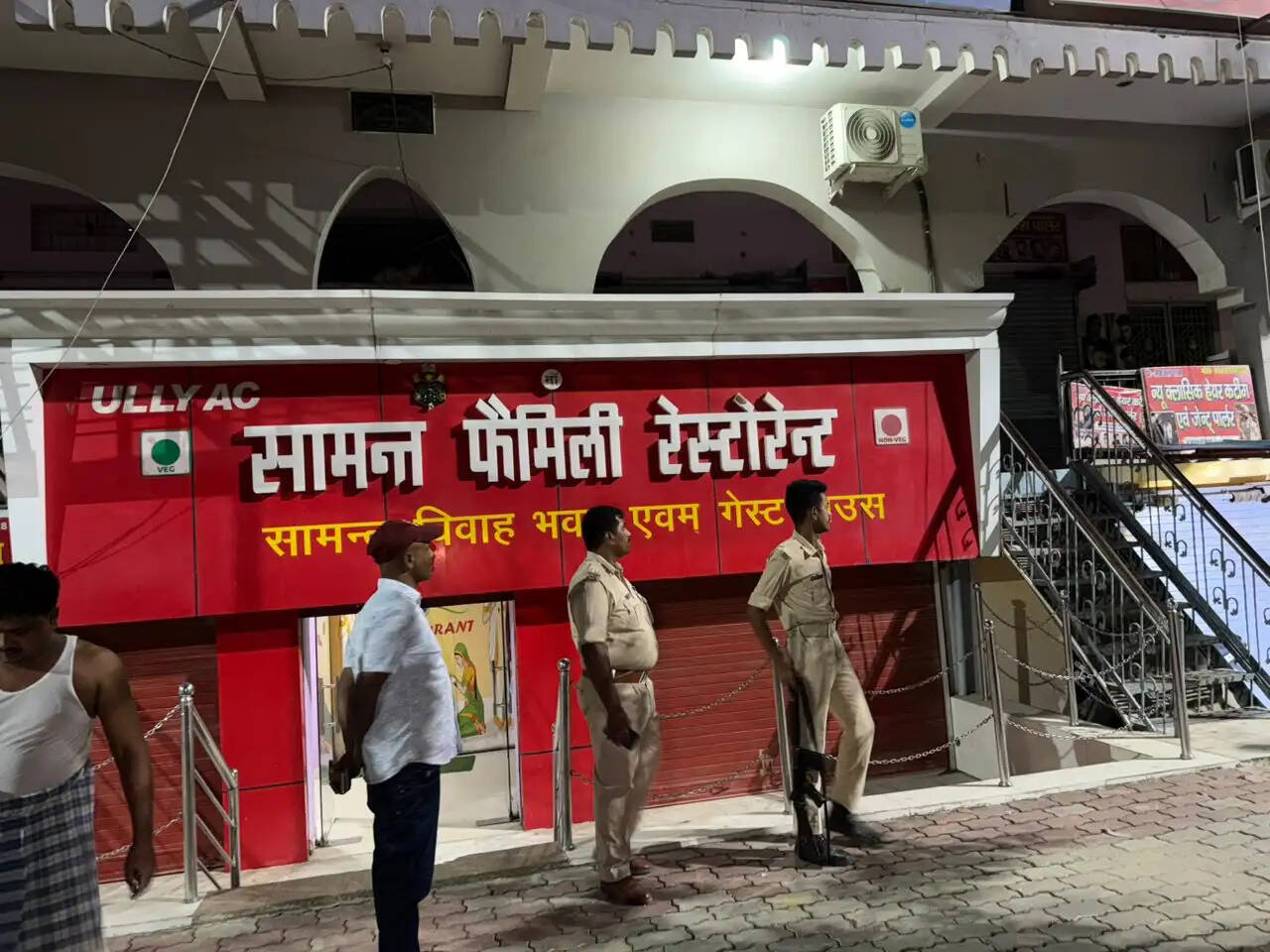 सारण में पुलिस ने देर रात होटलों और हॉस्टलों की तलाशी