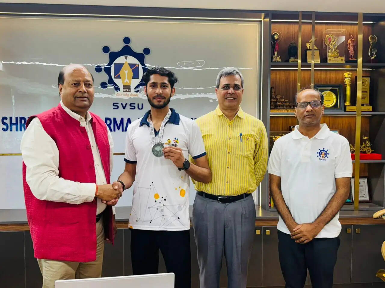 एसवीएसयू पलवल के दिनेश ने इंडिया स्किल्स में जीता सिल्वर मेडल