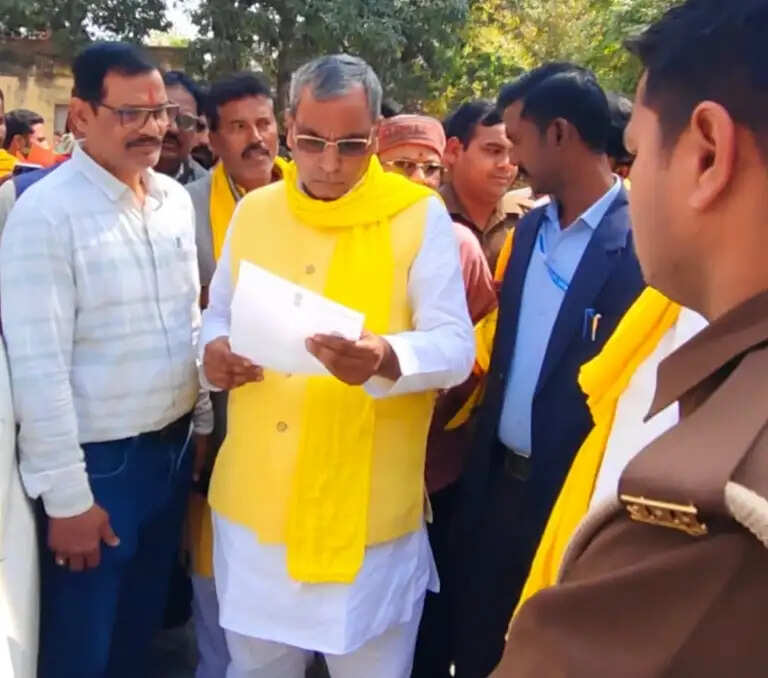 शंकराचार्य का काम धर्म का प्रचार करना, न कि सरकार से लड़ना : ओम प्रकाश राजभर