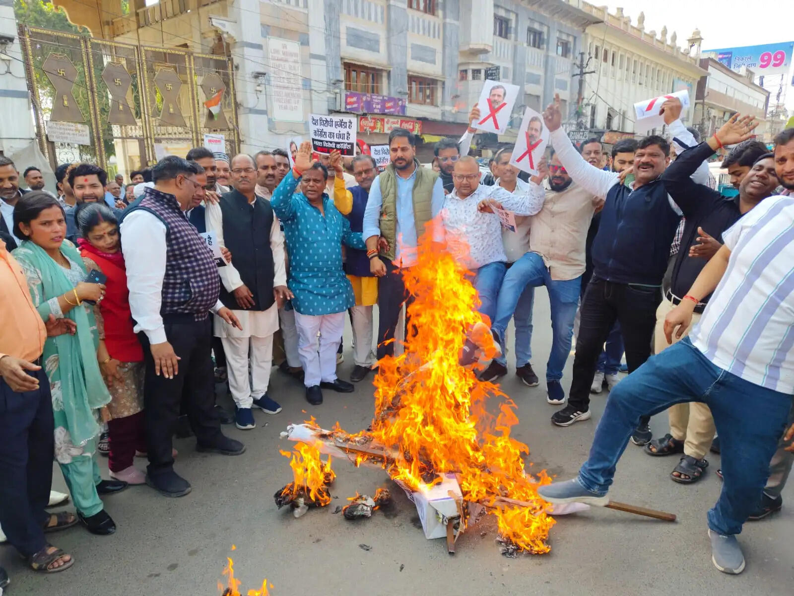 भाजपा कार्यकर्ताओं ने फूंका राहुल गांधी का पुतला, सौंपा ज्ञापन