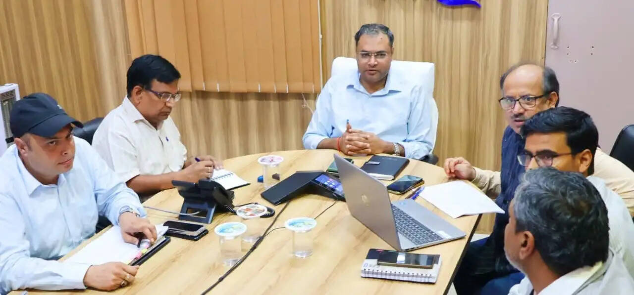 15 अक्टूबर तक जिले की सड़कें होंगी गड्ढामुक्तः जिलाधिकारी