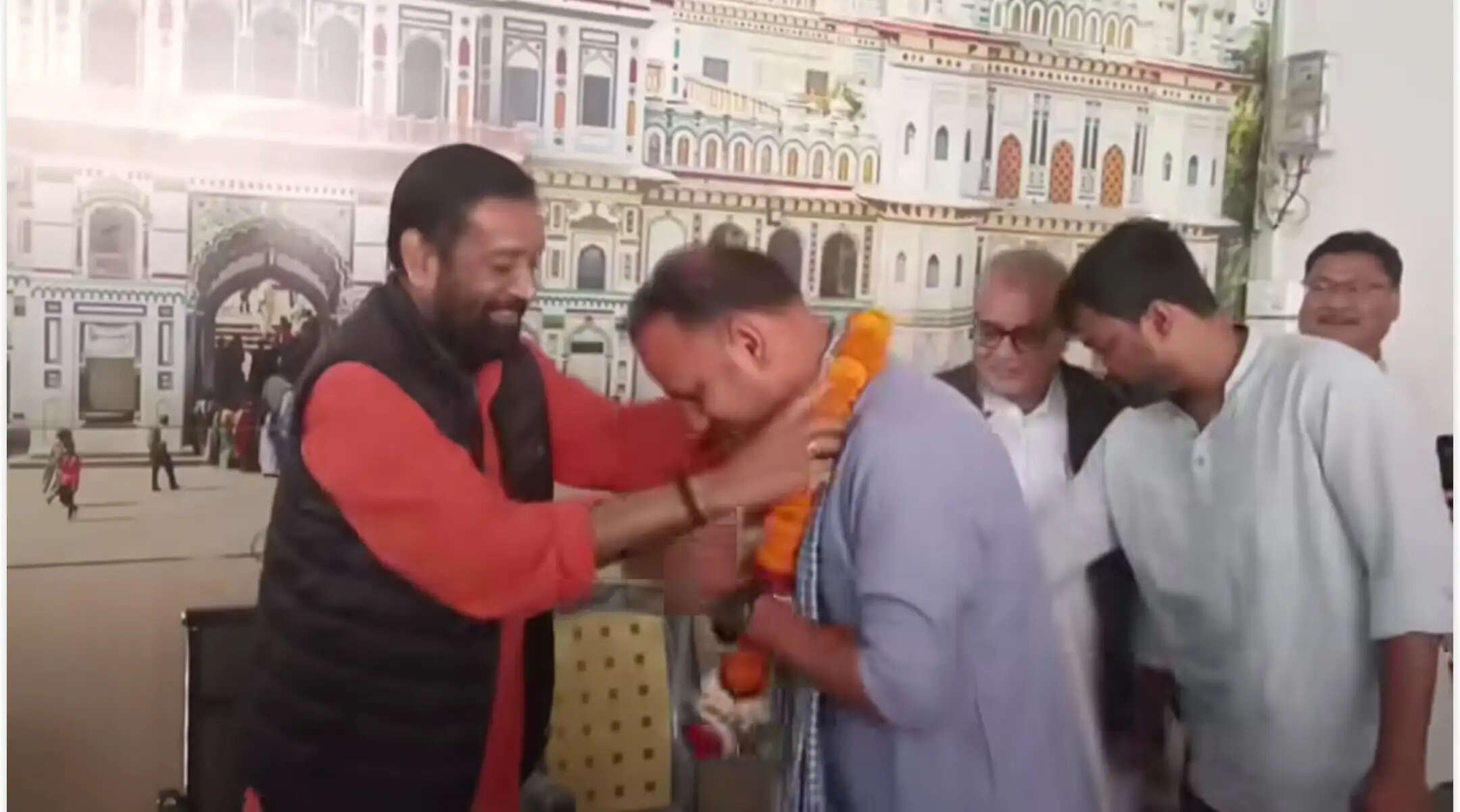 नेपालः जब जीते हुए उम्मीदवार ने हारे हुए उम्मीदवार के पांव छूकर आशीर्वाद लिया