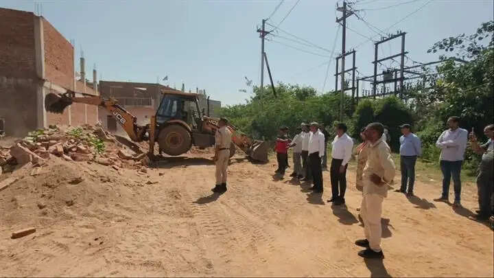 ग्वालियरः ग्राम मऊ में दो करोड़ रुपये मूल्य की शासकीय भूमि कराई गई अतिक्रमण मुक्त