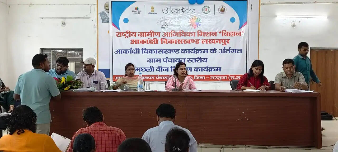 अम्बिकापुर : जिला पंचायत सीईओ ने दूरस्थ गांवों में परखी जनकल्याणकारी योजनाएं, निर्माण कार्यों में तेजी लाने के निर्देश