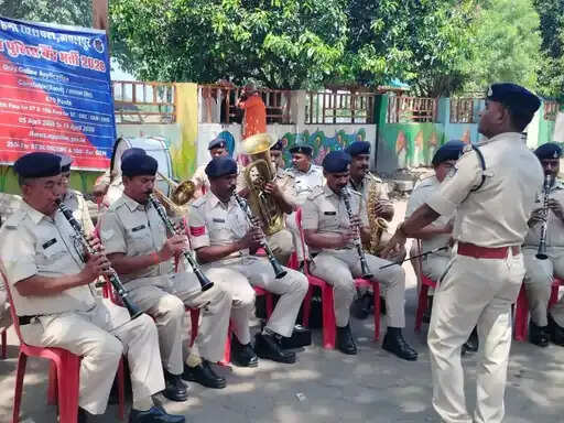 अनूपपुर: युवाओं को पुलिस बैंड में भर्ती के लिए देशभक्ति के गीतों बजाई धुने