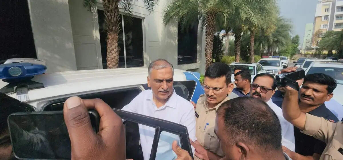 परगी जाते समय हरीश राव सहित कई बीआरएस नेता गिरफ्तार, विरोध में कार्यकर्ताआं ने लगाया जाम