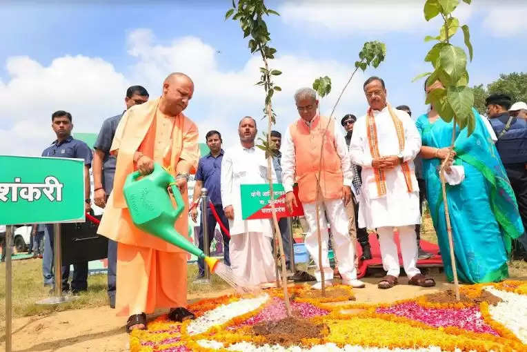 मुख्यमंत्री योगी ने किया 'एक पेड़ माँ के नाम' वृक्षारोपण अभियान का शुभारम्भ