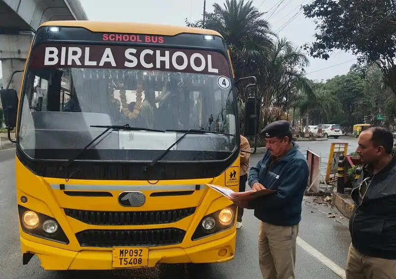 इंदौरः आरटीओ ने की स्कूली वाहनों पर कार्रवाई, बिना परमिट बस जब्त