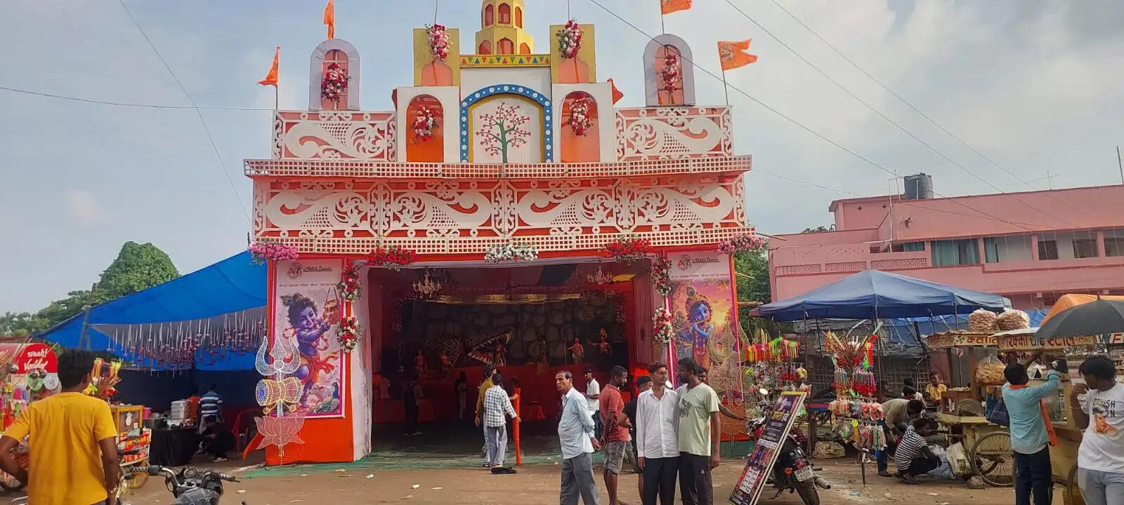 श्री कृष्ण जन्माष्टमी के मौके पर पूजा पंडालों और मंदिरों में उमड़ी श्रद्धालुओं की भारी भीड़