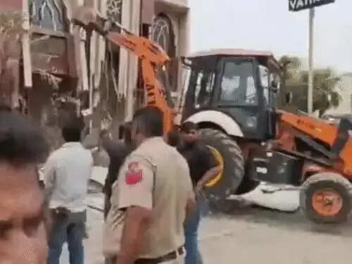 फरीदाबाद : अवैध निर्माणों पर नगर निगम ने चलाया बुलडोजर