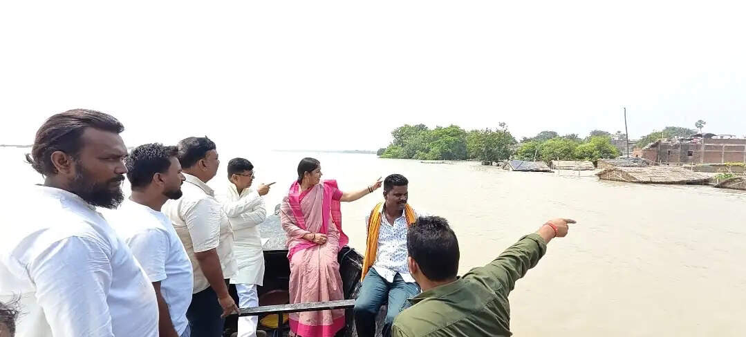 बाढ़ प्रभावितों के बीच पहुंचीं विधायक छोटी कुमारी, राहत सामग्री और स्वास्थ्य सुविधाओं का लिया जायजा