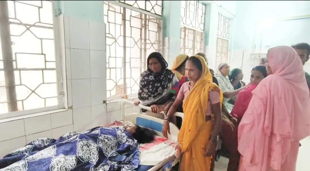 करंट की चपेट में आए बेटे को बचाने गए माता-पिता की मौत, अस्पताल में लापरवाही को लेकर हंगामा