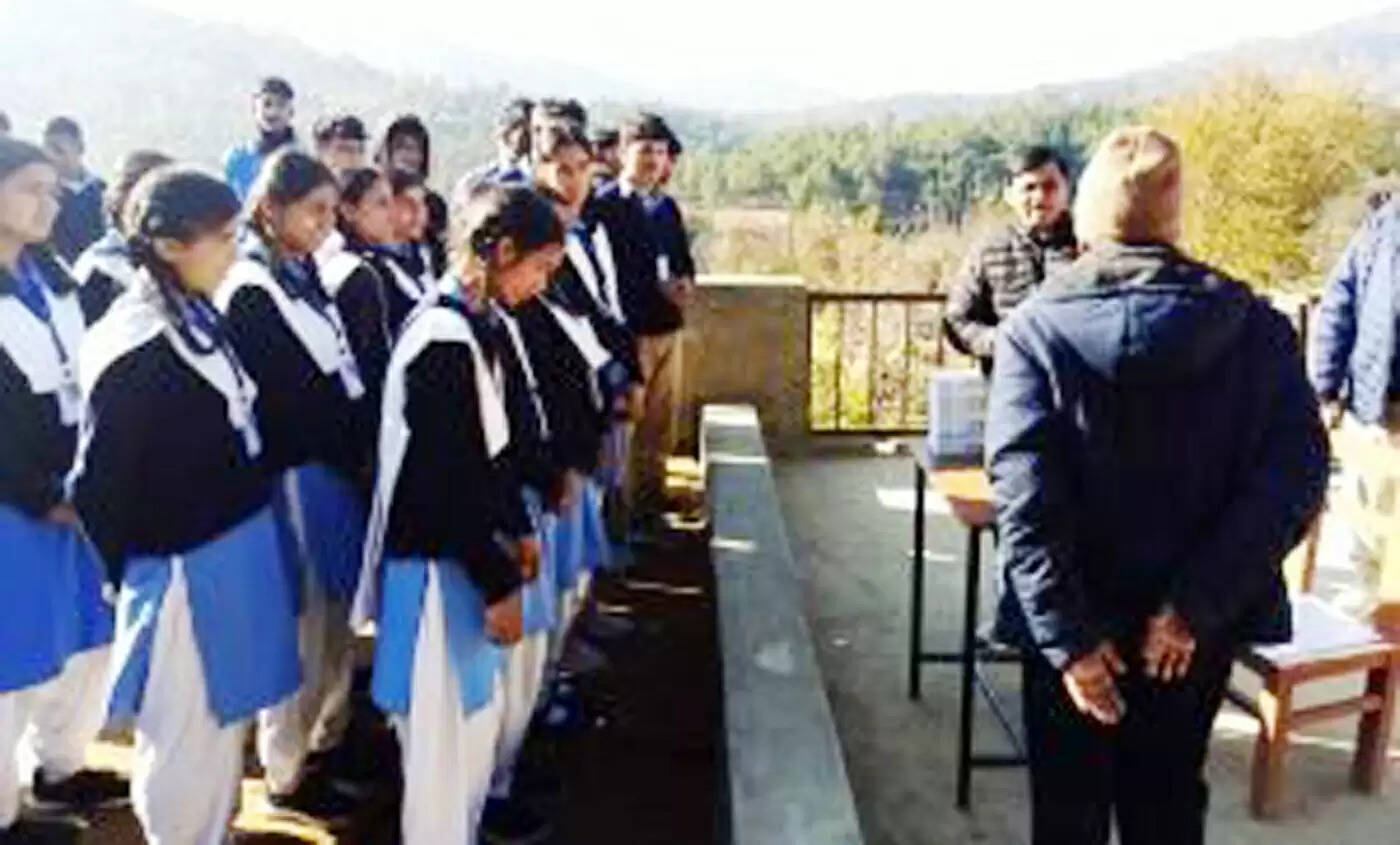 एक&nbsp;स्कूल&nbsp;ऐसा&nbsp;भी&nbsp;जहां&nbsp;आंगनबाड़ी कार्यकर्ती व भोजन माता कराती&nbsp;हैंं&nbsp;&nbsp;प्रार्थना