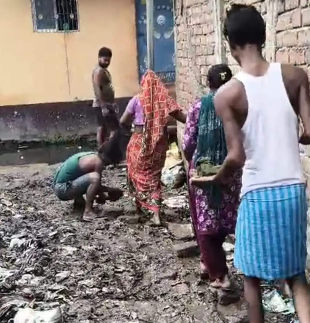 भागलपुर मे विकास के दावों की खुली पोल, बदहाल सड़क से परेशान ग्रामीण खुद ईंटें बिछाकर बना रहे रास्ता