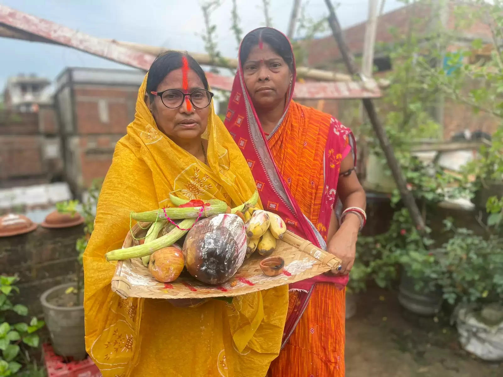 फारबिसगंज में महिलाओं ने सूर्य की आराधना के बाद सौंपा रविवार का व्रत