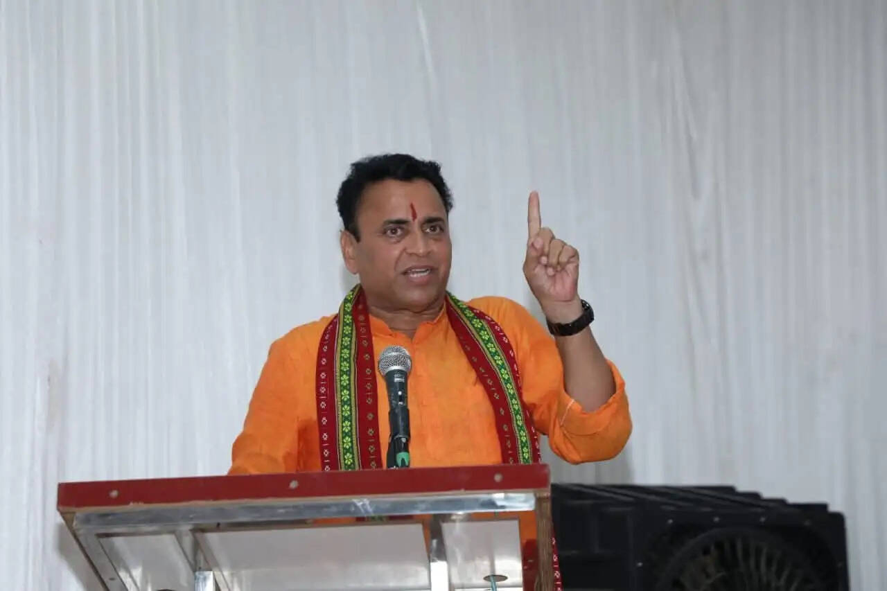 गांधी और नेहरू ने भी अंग्रेजों से मांगी थी दया की अर्जी : सुनील देवधर