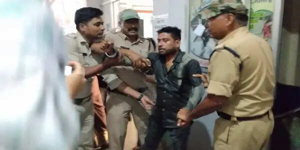 धमतरी : रास्ता बंद होने से त्रस्त युवक ने कलेक्ट्रेट में आत्मदाह का किया प्रयास, मचा हड़कंप