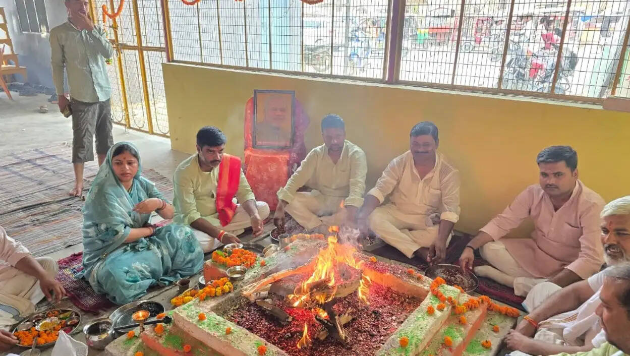 लगातार सबसे लंबे समय तक निर्वाचित प्रधानमंत्री बने मोदी, कार्यकर्ताओं ने हवन-पूजन कर दी बधाई