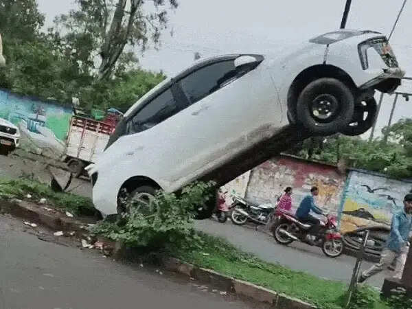 भोपाल में सपोर्ट वायर पर अटकी कार,&nbsp;सोशल मीडिया पर 'स्टंट' की चर्चा, पुलिस ने बताया सड़क हादसा