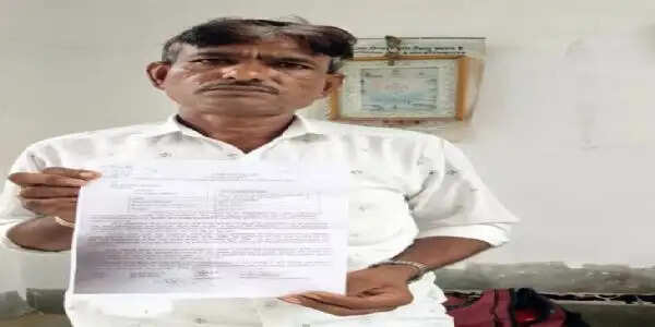 15 हजार की कमाई, लेकिन 6.79 करोड़ का टैक्स नोटिस! जूती कारीगर के खाते पर लगी रोक