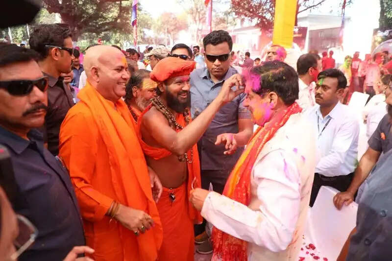 मध्य प्रदेश में धूमधाम से मना होली का त्योहार, विदेशी मेहमान भी फागुन के रंग में रंगे