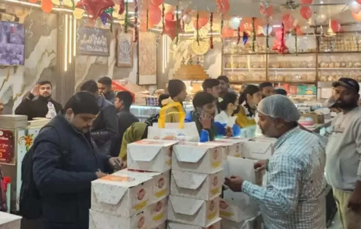 घड़ी की टिक-टिक के साथ बढ़ती धड़कने, 2026 के स्वागत में सीतापुर बना जश्न का शहर