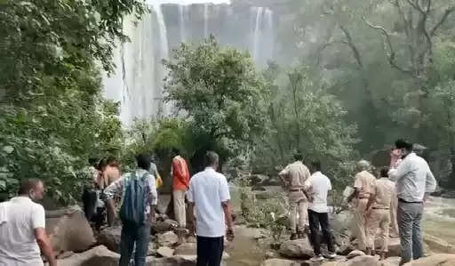 (अपडेट) रील बनाने झरने में उतरा युवक 150 फीट नीचे गिरा