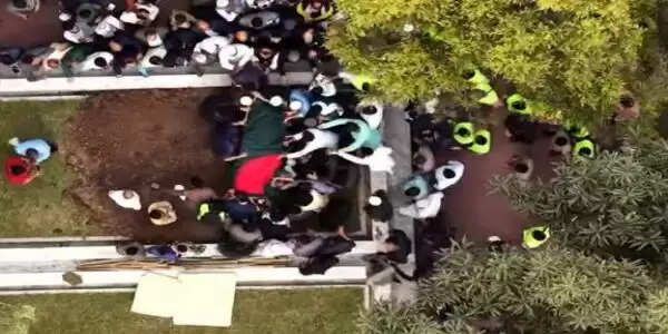 बांग्लादेश में कवि काज़ी नज़रुल इस्लाम की कब्र के बगल में हादी सुपुर्द-ए-ख़ाक