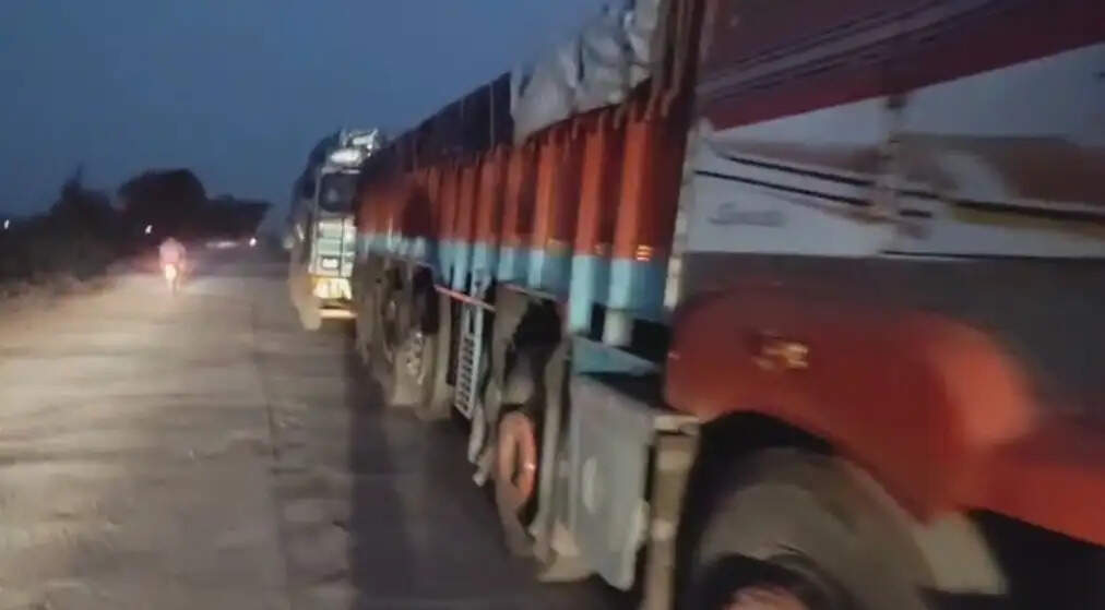 सड़क पर उतरे ग्रामीण व भाजपाई, 150 से अधिक हाइवा लौटाए