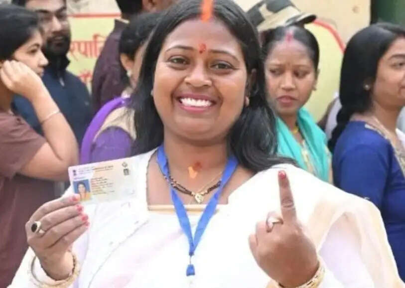 रांची में मेयर पद की भाजपा समर्थित उम्मीदवार रोशनी खलखो ने किया मतदान