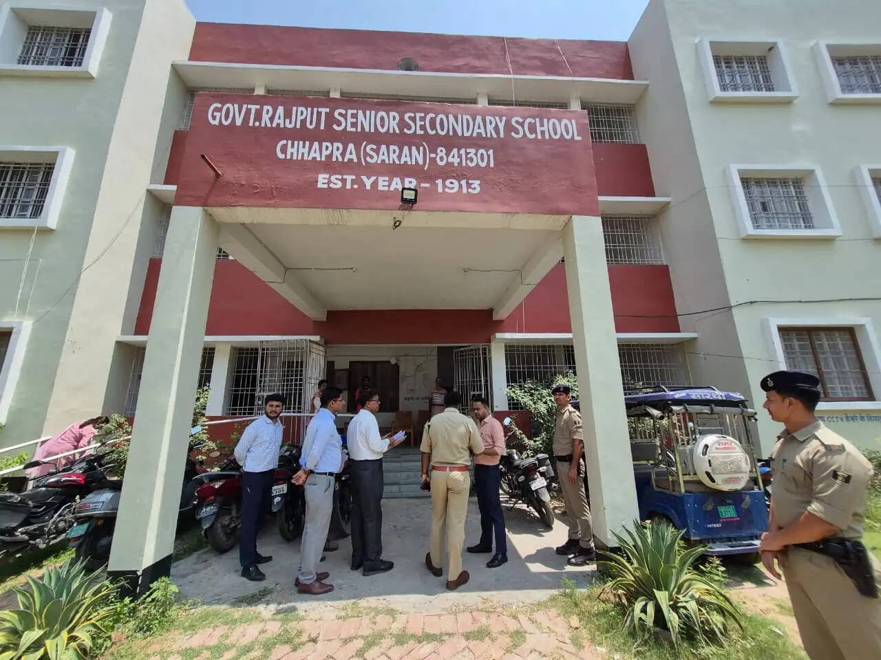 मद्य निषेध सिपाही भर्ती परीक्षा में जिलाधिकारी और वरीय पुलिस अधीक्षक ने किया औचक निरीक्षण