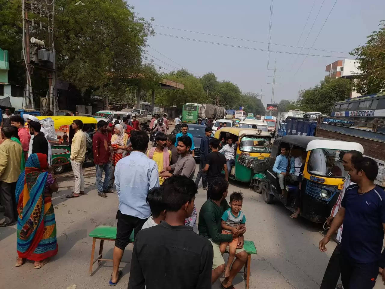 वाराणसी: तीन दिनों से बिजली संकट से जूझ रहे नागरिक सड़क पर उतरे