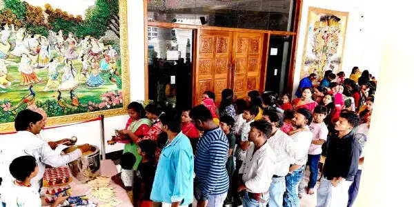 अन्नपूर्णा सेवा में श्रद्धालुओं के बीच महाप्रसाद वितरण