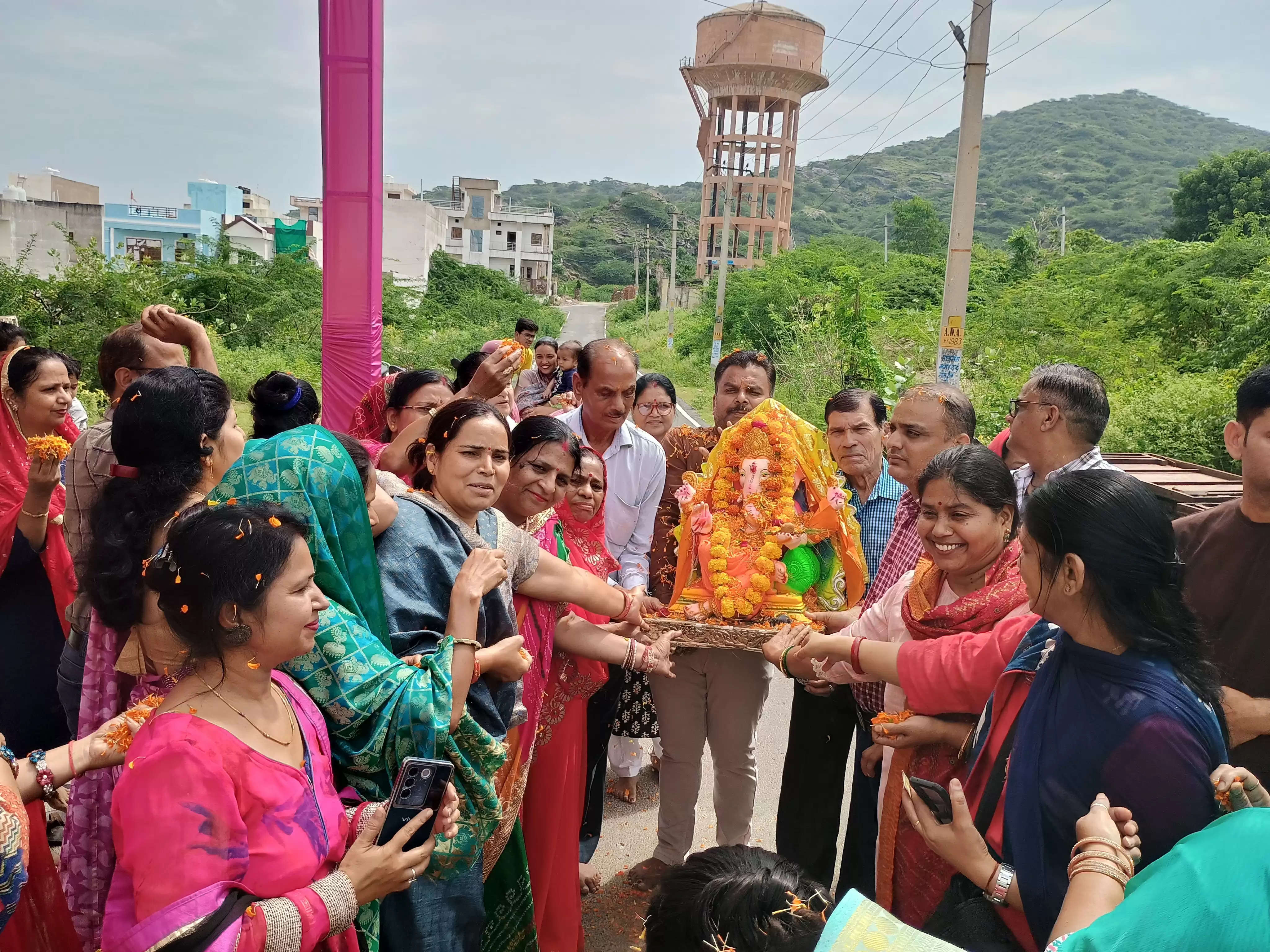 गणेश प्रतिमाओं की सामूहिक शोभायात्रा निकाल कर पवित्र पुष्कर सरोवर में स्नान कराया गया