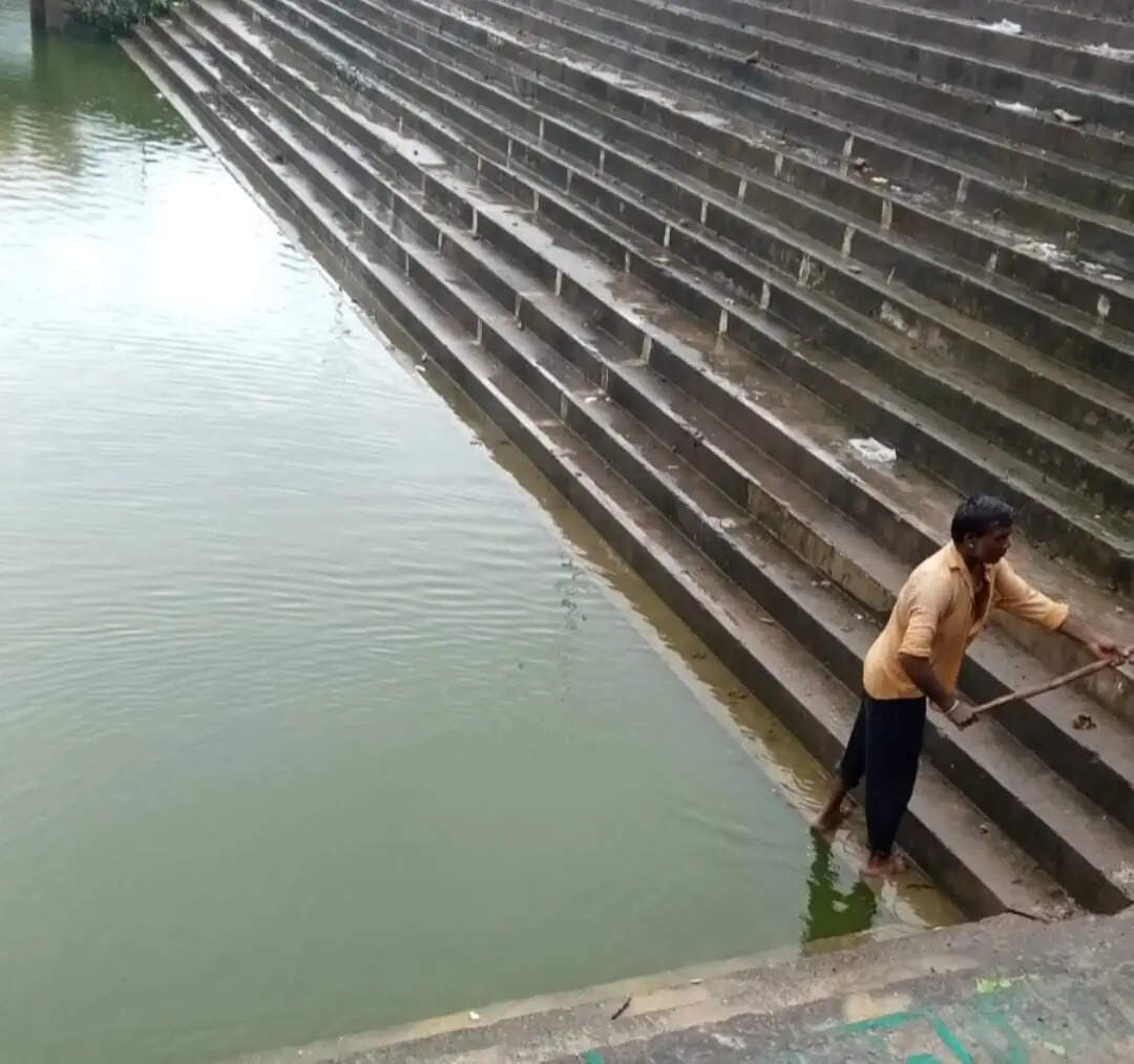 देवरिया : गिरजा सरोवर में चला विशेष सफाई अभियान, सावन से पहले हटाया गया कचरा