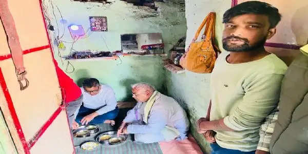 शिक्षा मंत्री ने गरीब परिवार के बीच किया भोजन, कहा- मां के हाथ के भोजन की याद आ गई