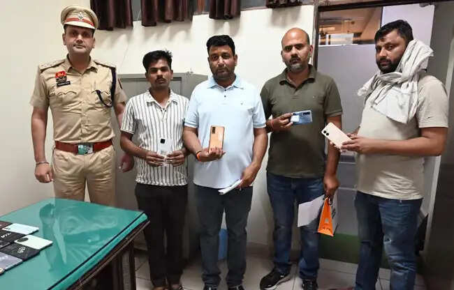 सोनीपत पुलिस ने 33 गुम मोबाइल बरामद कर मालिकों को लौटाए