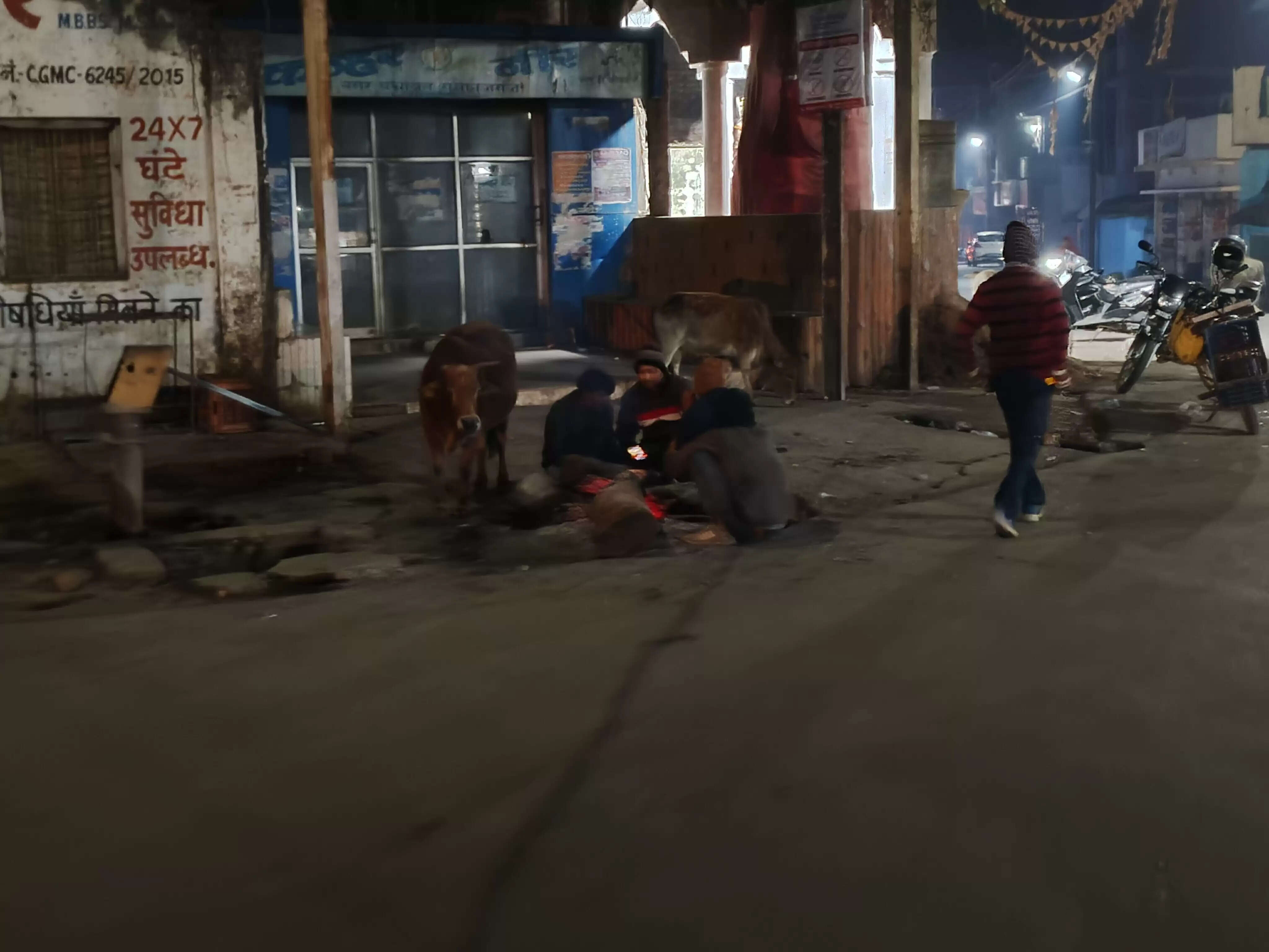 बलरामपुर जिले में शीतलहर का कहर : सात डिग्री पर सिमटा रामानुजगंज, अलाव बना सहारा