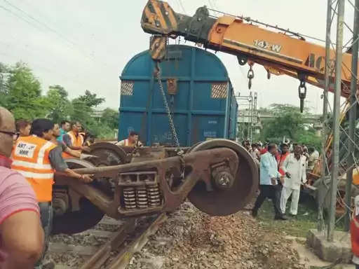 फर्टिलाइजर खाली कर जा रही मालगाड़ी के तीन वैगन अलवर यार्ड के पास पटरी से उतरे