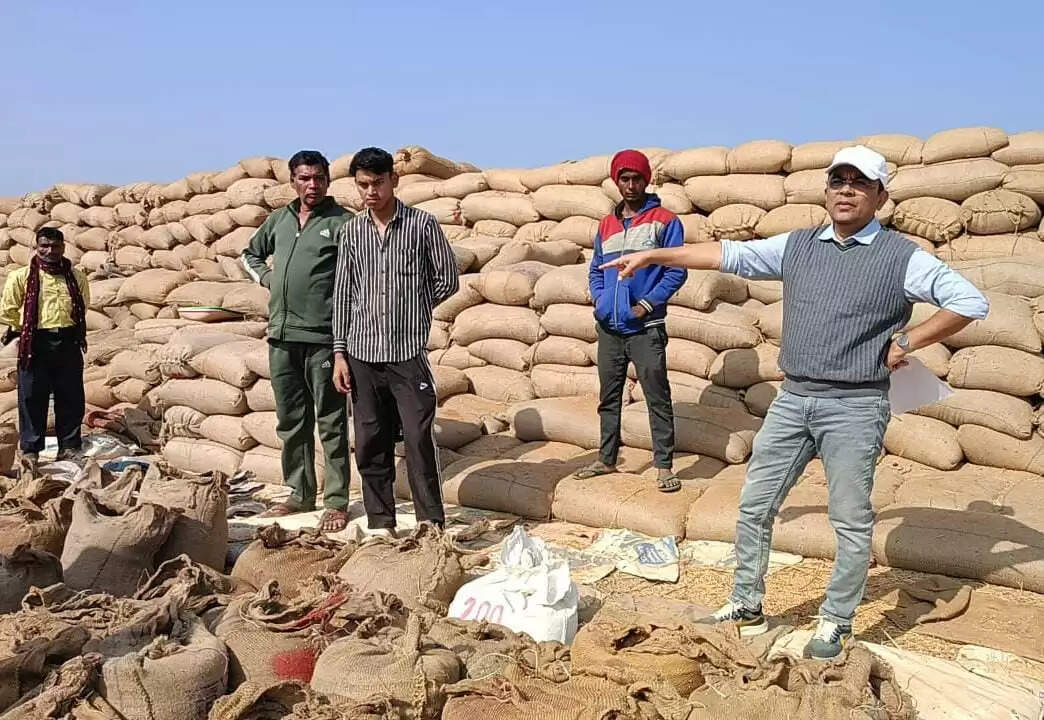 कलेक्टर महोबे ने किया पामगढ़ के भदरा, डोंगाकोहरौद समेत अन्‍य धान उपार्जन केंद्रों का औचक निरीक्षण