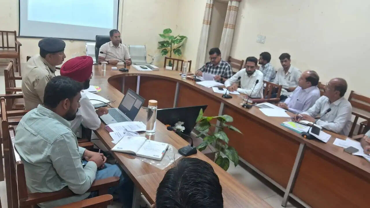 चिन्हित ब्लैक स्पॉट पर सुरक्षा गतिविधियां सुनिश्चित कर दुर्घटनाओं में कमी लाने के निर्देश